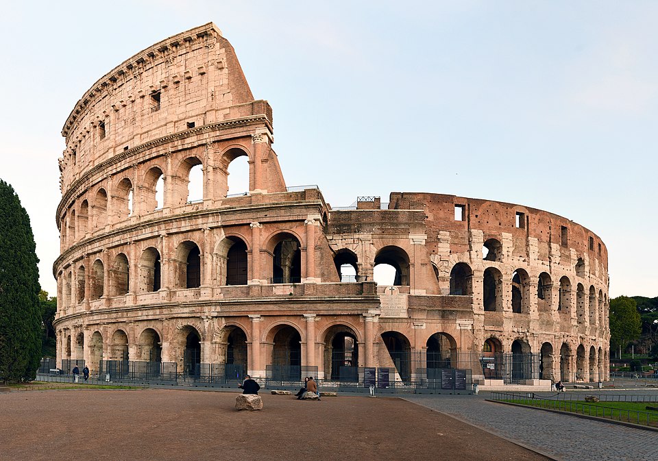 Colosseum (Wikipedia - CC-BY-SA 4.0) & Pantheon Rome (Rabax63- CC-BY-SA 4.0)